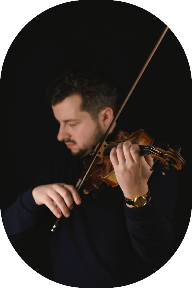 Portrait de Hugo Meder jouant du violon